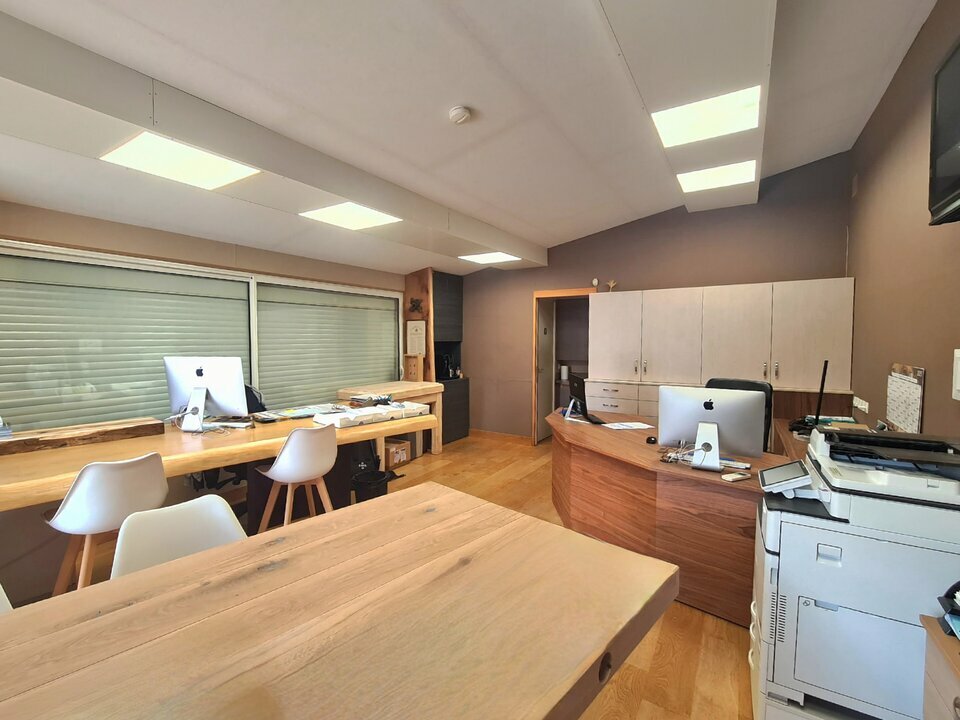 LOCAUX D'ACTIVITÉS - ENTREPÔTS à Vendre